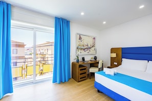 Deluxe Triple Room, Balcony, City View | Balcony