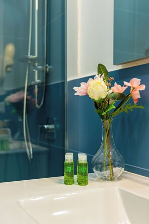 Classic Double Room | Bathroom | Shower, hair dryer, towels, soap