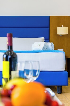Deluxe-Dreibettzimmer, Balkon, Stadtblick | Schreibtisch, laptopgeeigneter Arbeitsplatz, Verdunkelungsvorhänge