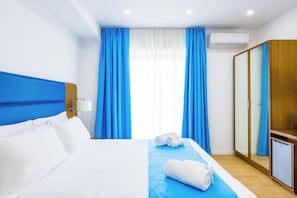 Habitación doble superior, balcón, vista a la ciudad | Escritorio, espacio para trabajar con laptop y cortinas blackout