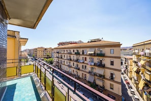 Habitació triple Deluxe, balcó, vistes a la ciutat | Balcó