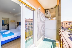 Habitació doble Comfort | Escriptori, espai de treball apte per a portàtils i cortines opaques