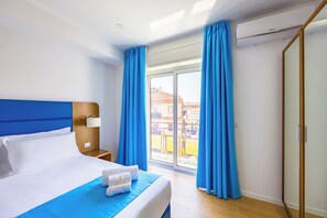 Dobbeltrom – comfort | Skrivebord, skrivebord for bærbar PC og blendingsgardiner