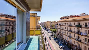 Deluxe-Dreibettzimmer, Balkon, Stadtblick | Balkon