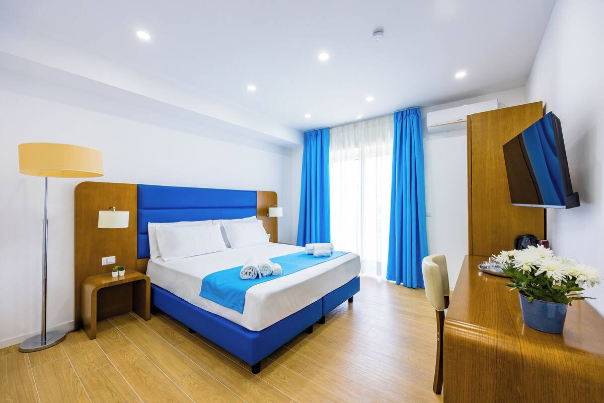 Comfort Double Room | Desk, laptop workspace, blackout drapes, iron/ironing board