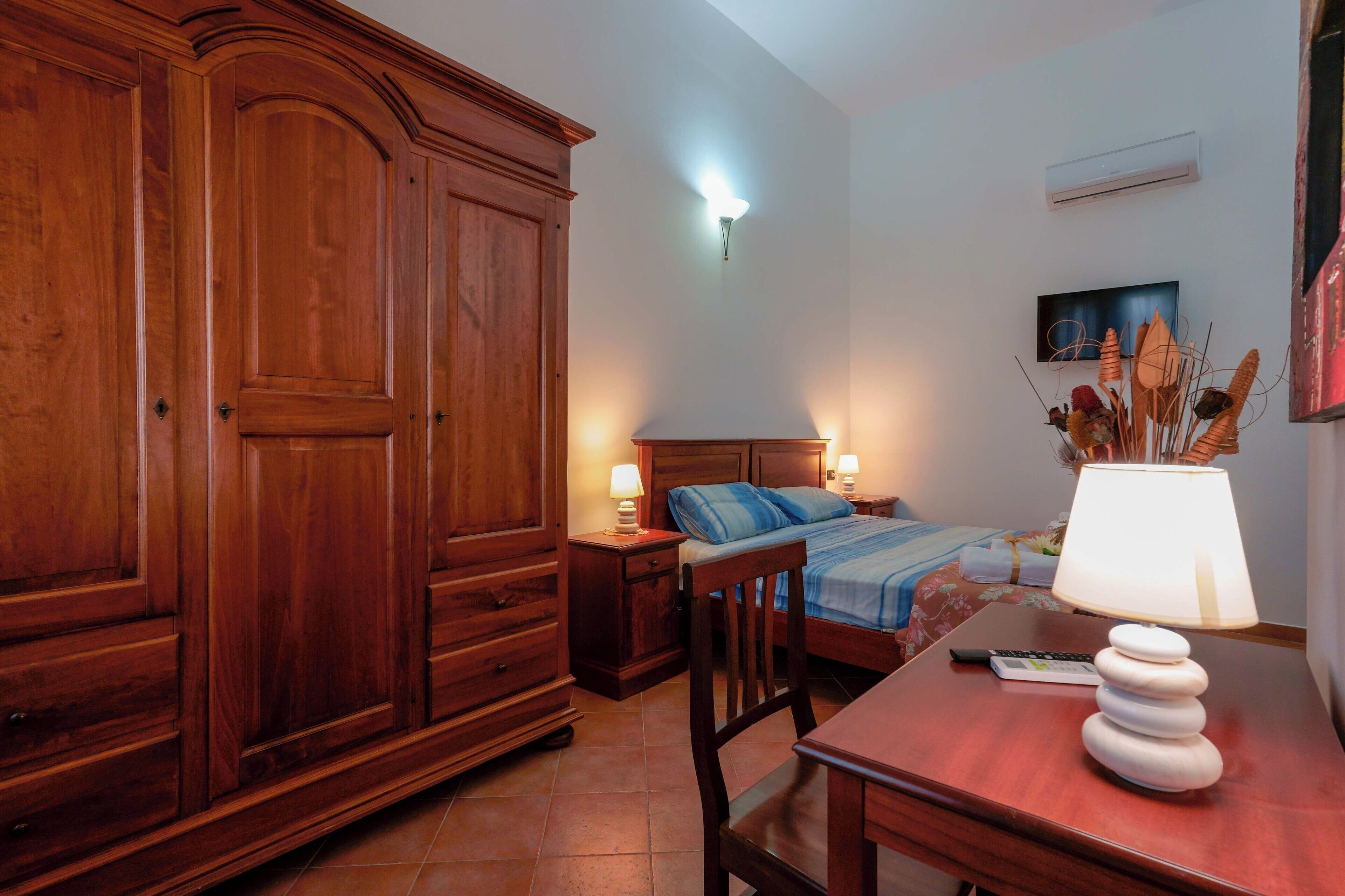 Habitación triple Deluxe, varias camas, vista a la ciudad | Escritorio, insonorización, tabla de planchar con plancha y wifi gratis 