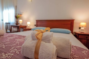 Escritorio, sistema de insonorización y tabla de planchar con plancha