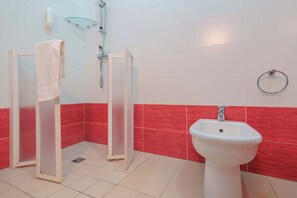 Habitación cuádruple, balcón, vistas a la ciudad | Baño | Ducha