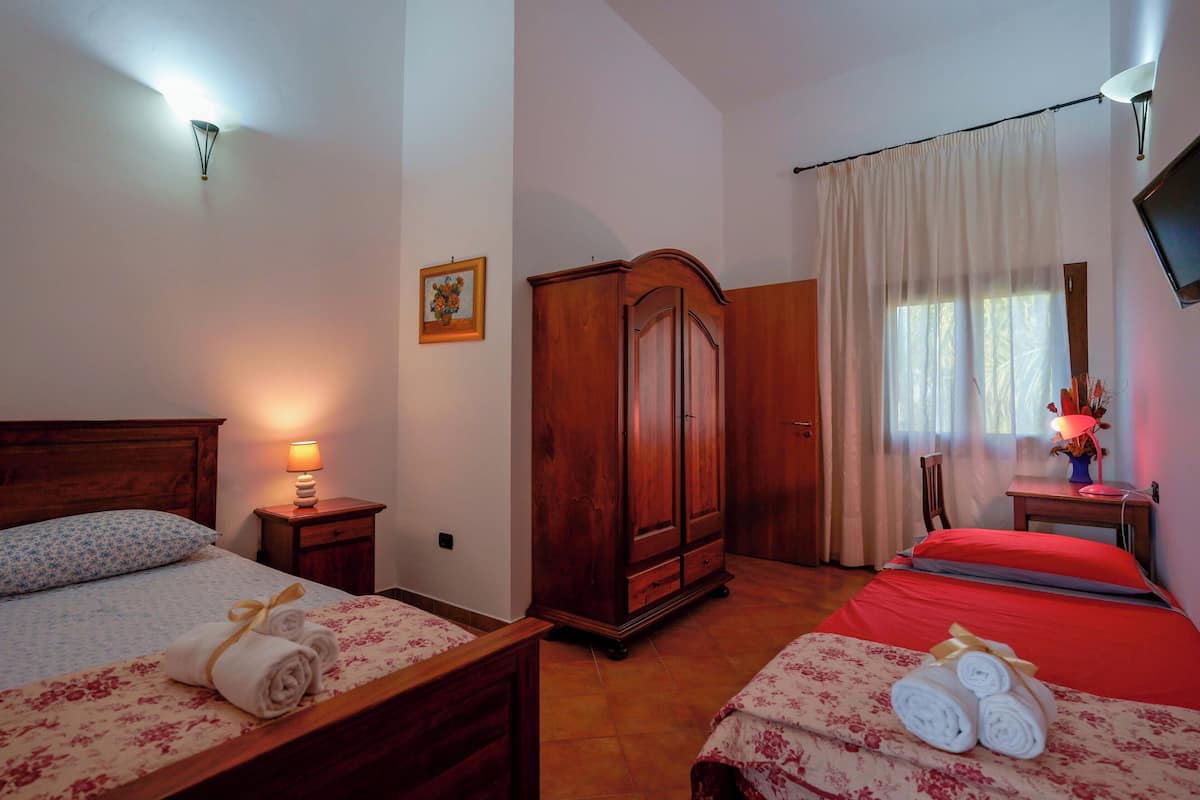 Deluxe Single Room, City View | Desk, soundproofing, iron/ironing board, free WiFi