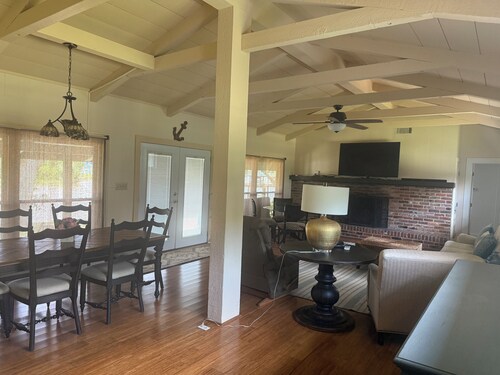 San Bernard River House  4-BR, 3-B stunning river views, fishing pier, boat lift