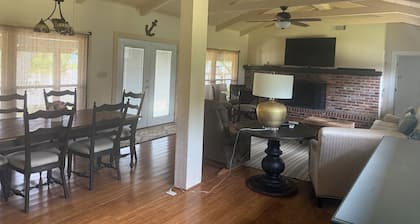 San Bernard River House 4-BR, 3-B stunning river views, fishing pier, boat lift