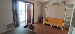 Apartment, 1 Schlafzimmer, Balkon | Wohnzimmer