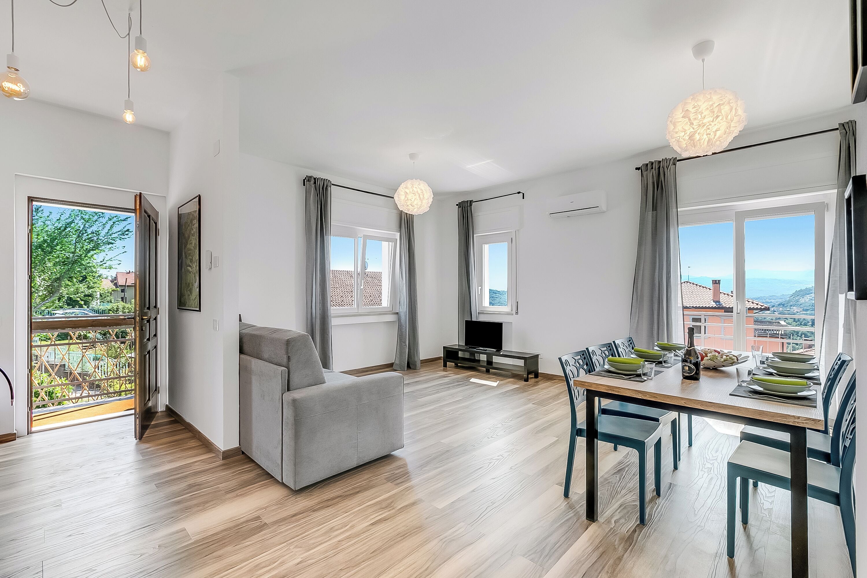 Family Villa, Multiple Bedrooms (Casa Tramonti) | Ruang tamu | 21 inci televisyen skrin rata dengan digital 