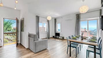 Family Villa, Multiple Bedrooms (Casa Tramonti) | Ruang tamu | 21 inci televisyen skrin rata dengan digital