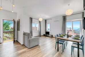 家庭別墅, 多間臥室 (Casa Tramonti) | 起居區 | 21-吋平面電視，提供數位頻道