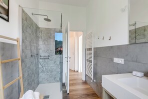 家庭別墅, 多間臥室 (Casa Tramonti) | 浴室 | 淋浴設備、坐浴桶、提供毛巾、番梘