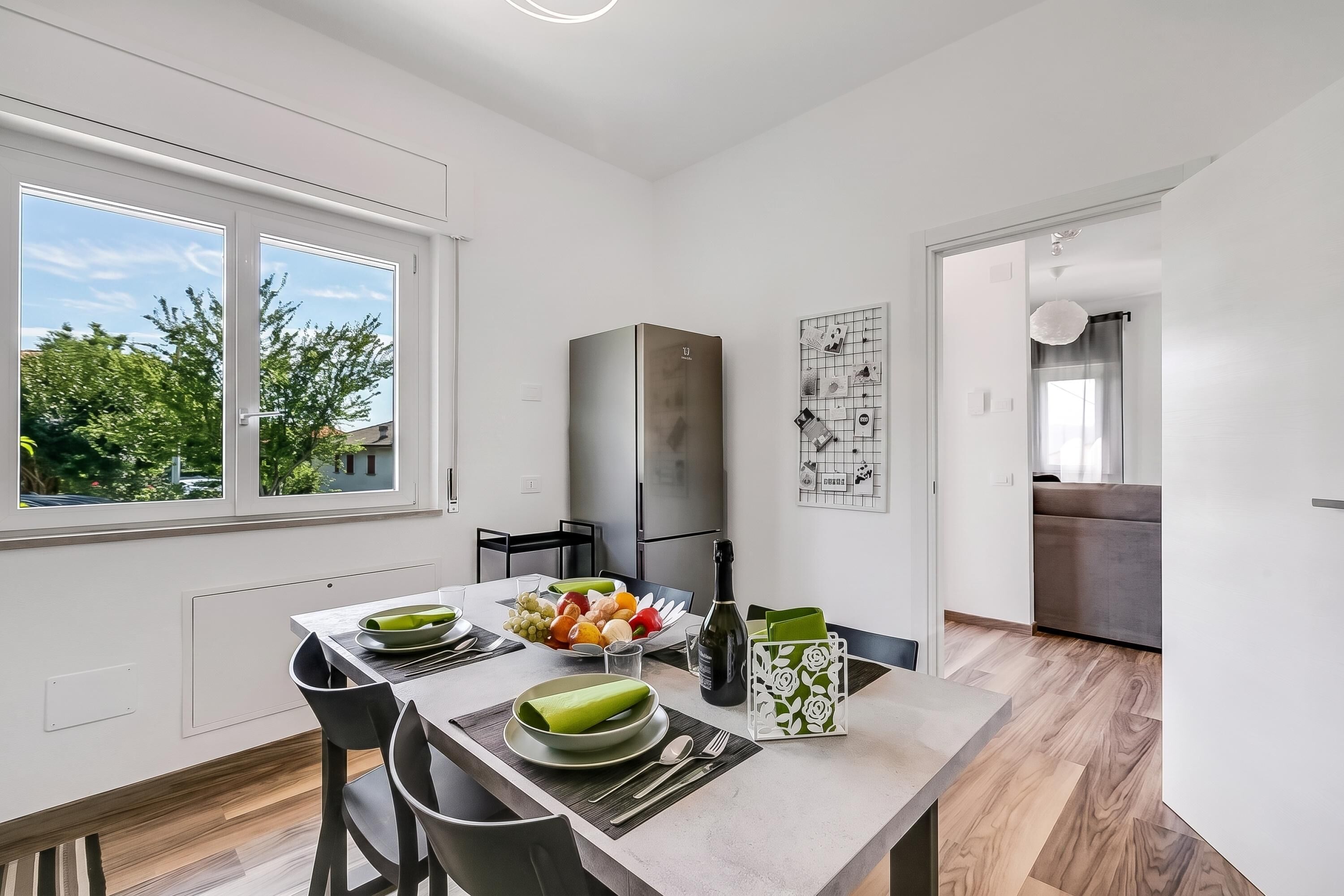 Una cocina moderna con comedor, ventanas amplias y vistas al exterior.