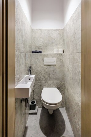 Douche, serviettes fournies, savon, papier toilette