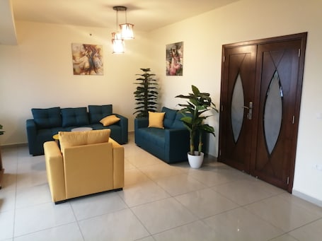Smart TV, books. Lovely Appartment in Daroun. Kesserwan