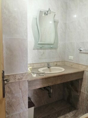 Dusche, Haartrockner, Bidet, Handtücher