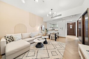 TV - Stylish 1BR in Dubai Marina with Balcony, Pool & Walk to Beach (Marina)