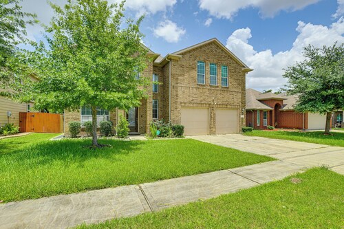 Group-ready Getaway in North Houston!