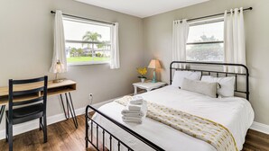 Une chambre à coucher avec un lit, un bureau et une chaise.
