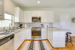 Interior - Yard + Pergola: Home 5 Mi to Dtwn Houston! (Houston)