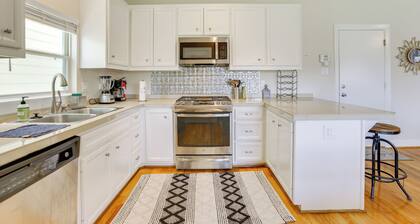 Yard + Pergola: Home 5 Mi to Dtwn Houston!