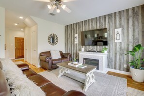 Front of property - Yard + Pergola: Home 5 Mi to Dtwn Houston! (Houston)