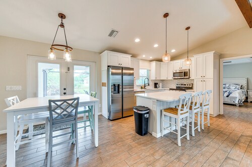 3 Mi to Public Beach: Port Charlotte Getaway!