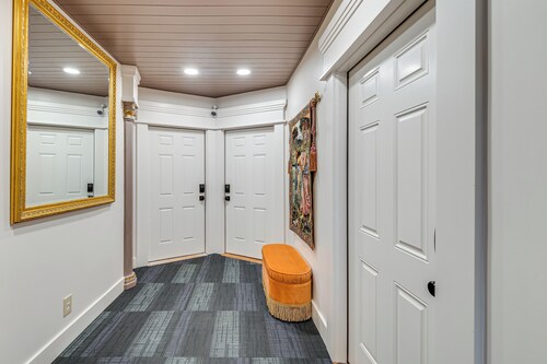 Walk to Beach: Historic Downtown Anacortes Studio