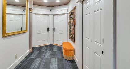 Walk to Beach: Historic Downtown Anacortes Studio