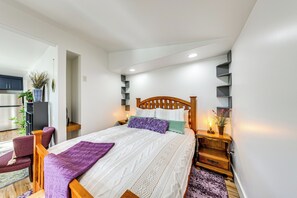 Interior - Walk to Beach: Historic Downtown Anacortes Studio (Anacortes)