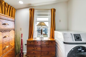 Interior - Walk to Beach: Historic Downtown Anacortes Studio (Anacortes)