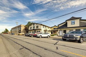 Interior - Walk to Beach: Historic Downtown Anacortes Studio (Anacortes)