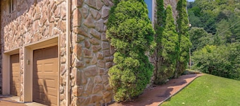 17 Mi to Coal Canyon Trail: Scenic Mtn-view Apt!