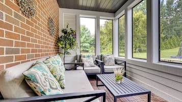 House (5 Bedrooms) | Interior
