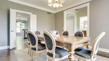 House (5 Bedrooms) | Interior
