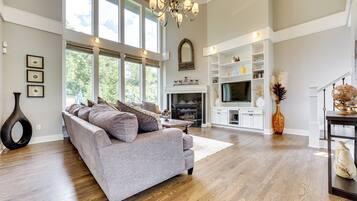 House (5 Bedrooms) | Interior