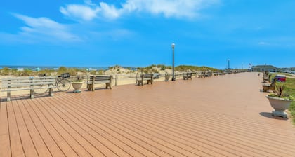 Stroll to Ocean Grove Boardwalk & Beach: Sleek Apt