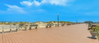 Stroll to Ocean Grove Boardwalk & Beach: Sleek Apt