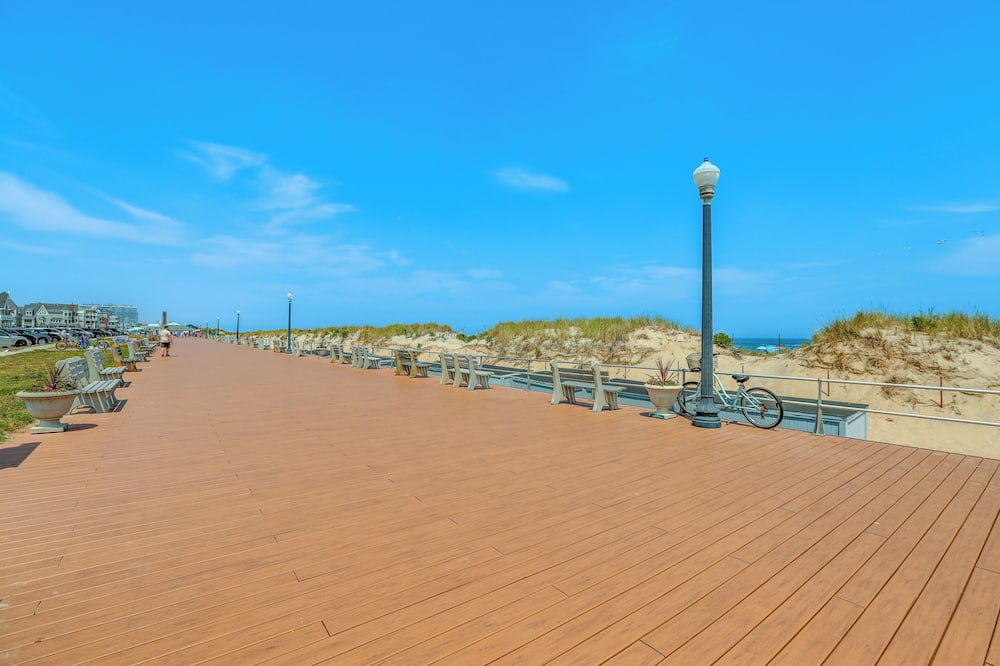 Stroll to Ocean Grove Boardwalk & Beach: Sleek Apt - Lake Como, NJ