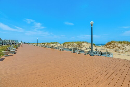 Stroll to Ocean Grove Boardwalk & Beach: Sleek Apt