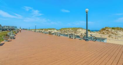 Stroll to Ocean Grove Boardwalk & Beach: Sleek Apt