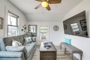 Interior - Stroll to Ocean Grove Boardwalk & Beach: Sleek Apt (Ocean Grove)