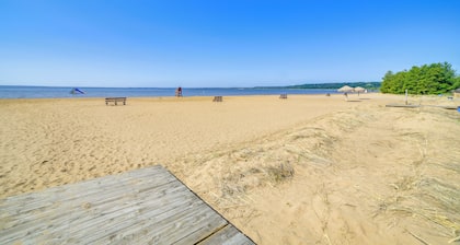 Walk to Waterfront: Michigan Retreat w/ Game Room
