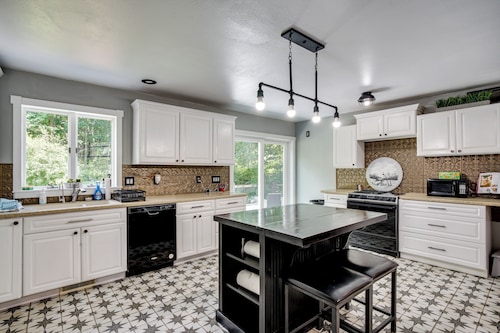 Spacious Family Villa w/ Decks in Chilton!