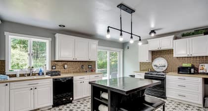 Spacious Family Villa w/ Decks in Chilton!