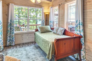 House (3 Bedrooms) | Interior - Outdoor Entertainment Area: Scenic Hot Springs Gem (Hot Springs)